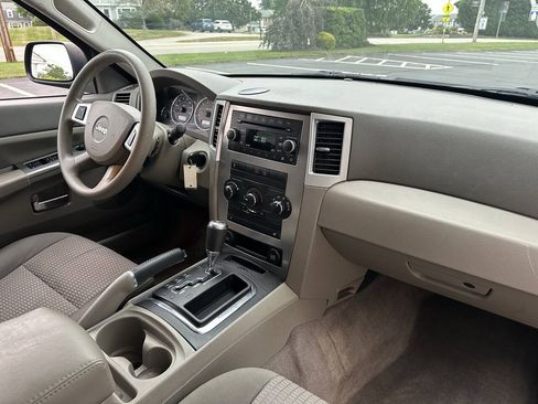 Used 2010 Jeep Grand Cherokee Laredo w/ Popular Equipment Group AWD/4WD image 11