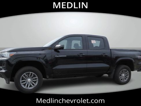 Used 2025 Chevrolet Colorado W/T w/ Advanced Trailering Package AWD/4WD image 5
