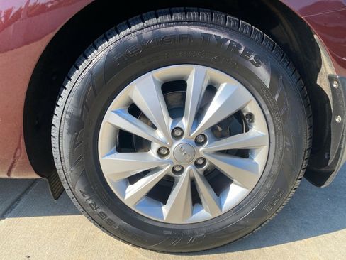 Used 2017 Kia Sedona LX w/ LX Essentials Premium Package FWD image 26