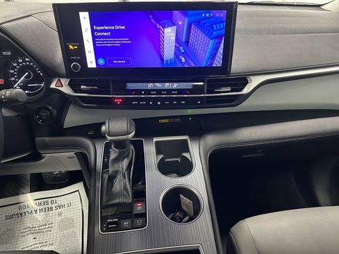 Used 2025 Toyota Sienna XLE image 25