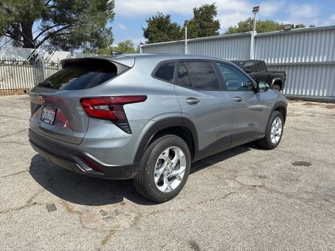 Used 2024 Chevrolet Trax LS w/ LS Convenience Package FWD image 3
