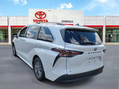 New 2026 Toyota Sienna XLE image 4
