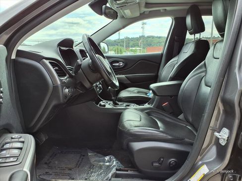 Used 2019 Jeep Cherokee Limited image 7