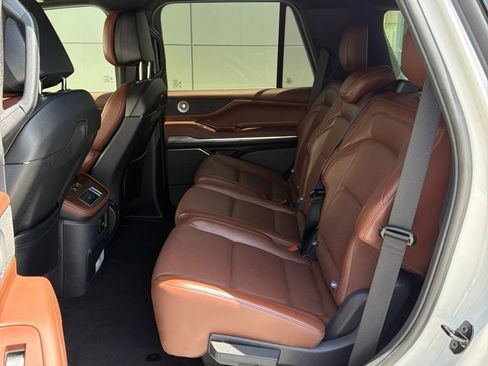 Certified 2025 Lincoln Navigator Reserve AWD/4WD image 8