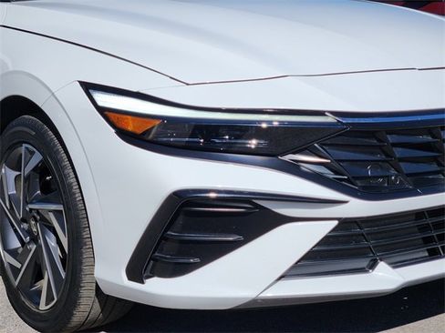 Used 2025 Hyundai Elantra SEL image 7