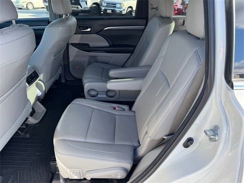 Used 2017 Toyota Highlander Limited image 10