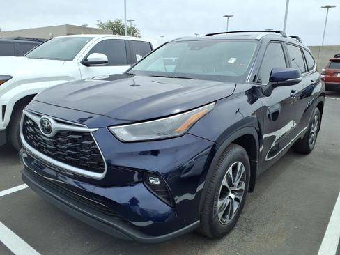 Used 2023 Toyota Highlander XLE FWD image 1