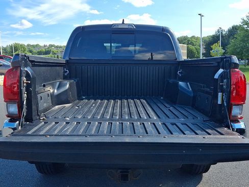 Used 2018 Toyota Tacoma SR5 AWD/4WD image 29
