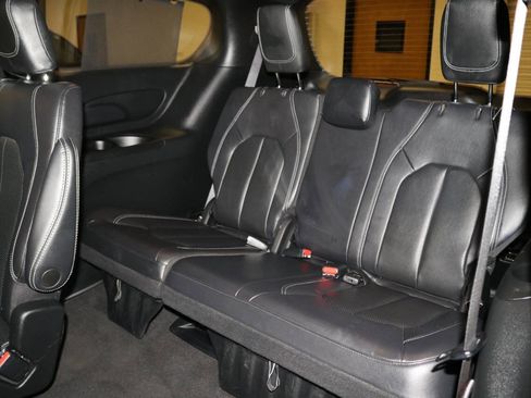 Used 2022 Chrysler Pacifica Touring-L w/ S Appearance Package FWD image 14