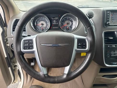 Used 2013 Chrysler Town & Country Touring FWD image 27
