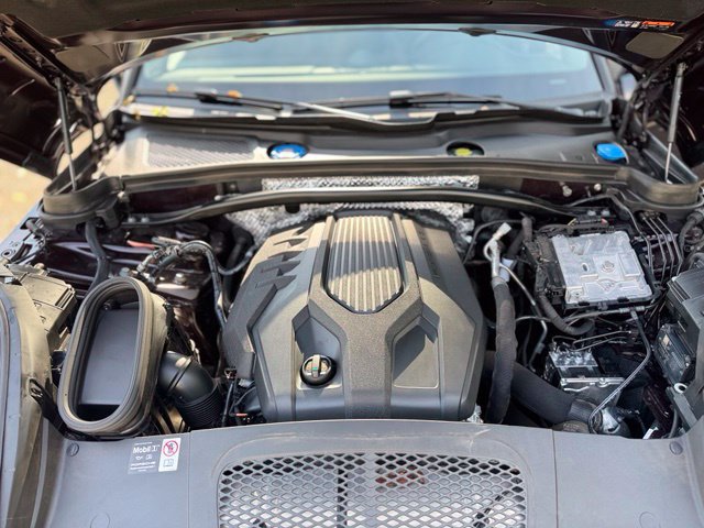 Used 2025 Porsche Macan AWD/4WD image 11