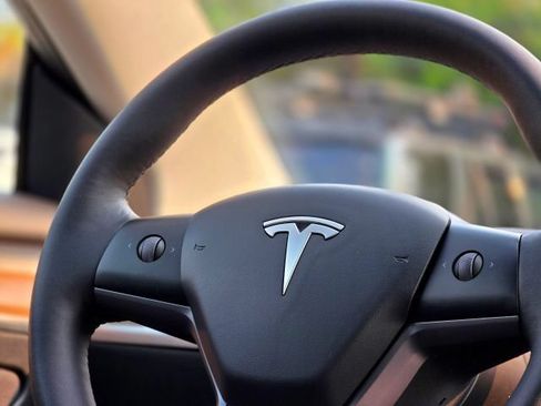 Used 2022 Tesla Model 3 Long Range AWD/4WD image 13