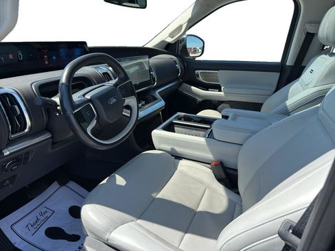 Used 2025 Ford Expedition Max Platinum w/ Driver's Package AWD/4WD image 9