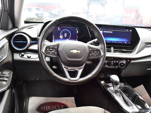 Used 2025 Chevrolet Trax LT w/ LT Convenience Package FWD image 14