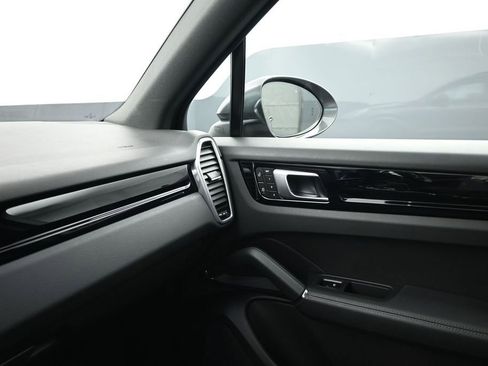 Used 2023 Porsche Cayenne AWD/4WD image 9