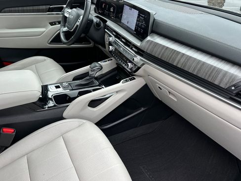 Used 2023 Kia Telluride EX w/ EX Captain's Chair Package image 17