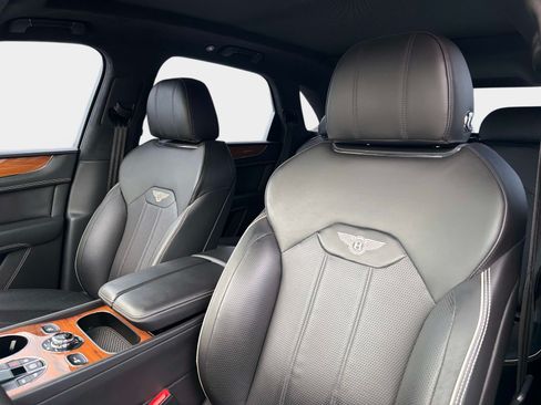 Used 2022 Bentley Bentayga AWD/4WD image 40