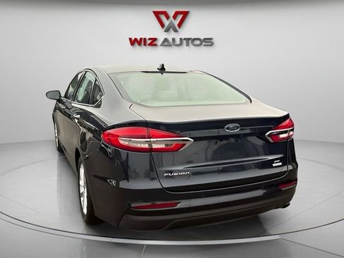 Used 2020 Ford Fusion SE FWD image 2