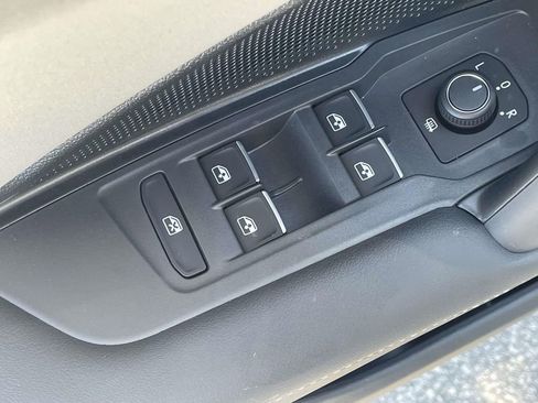 New 2026 Volkswagen Tiguan SE FWD image 18
