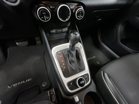 Used 2022 Hyundai Venue Limited FWD image 15