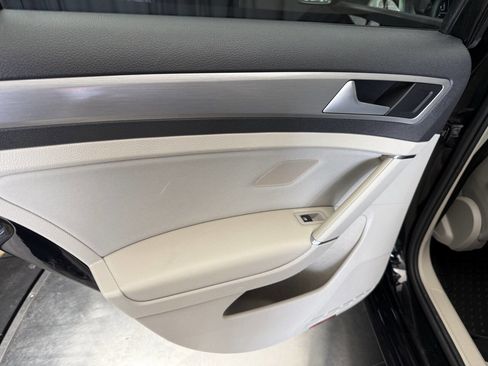 Used 2016 Volkswagen Golf S image 18