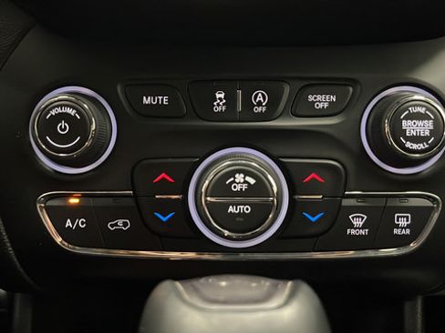 Used 2019 Jeep Cherokee Limited AWD/4WD image 17