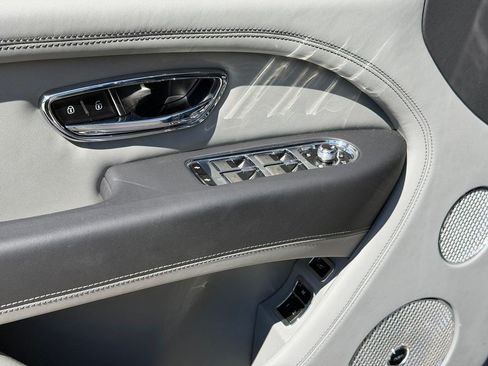Certified 2025 Bentley Bentayga AWD/4WD image 16