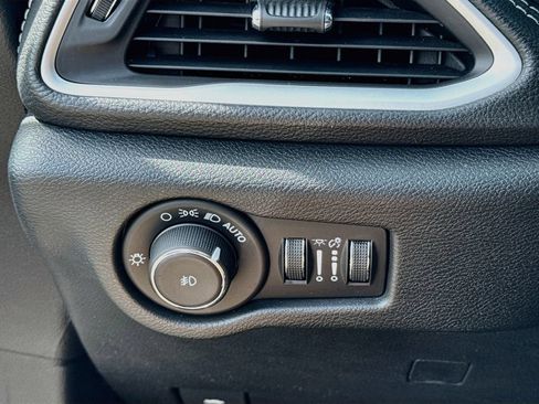 Used 2024 Chrysler Pacifica Limited FWD image 6