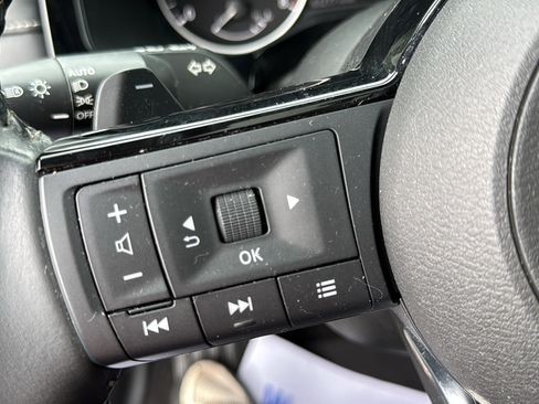 Used 2023 Nissan Pathfinder SV w/ SV Premium Package AWD/4WD image 10