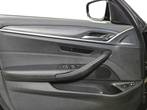 Used 2023 BMW 530e w/ M Sport Package image 7