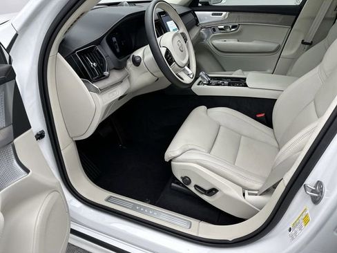 Certified 2025 Volvo XC90 T8 Ultra w/ Lounge Package image 11