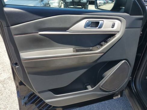 Used 2025 Ford Explorer Active RWD image 19