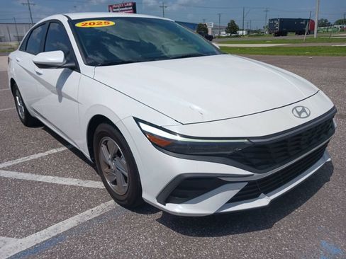Used 2025 Hyundai Elantra SE FWD image 1
