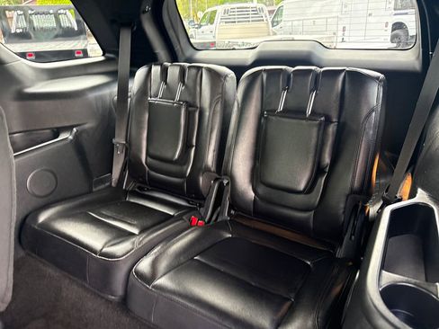 Used 2017 Ford Explorer XLT w/ Equipment Group 202A AWD/4WD image 21