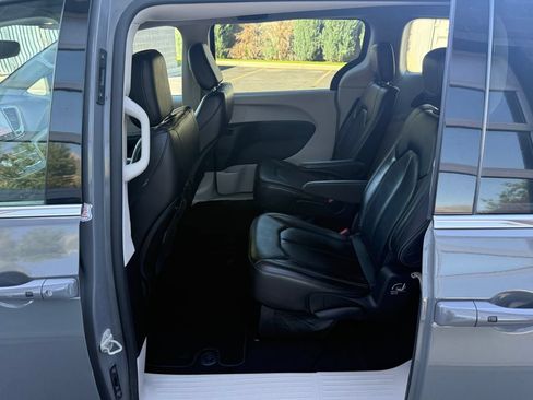 Used 2023 Chrysler Pacifica Touring-L FWD image 32