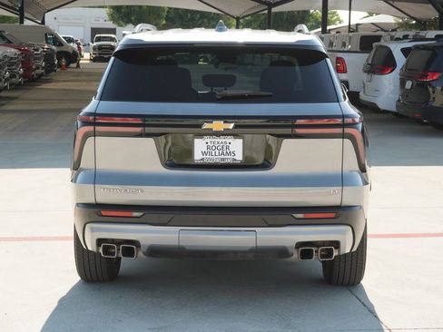 Used 2024 Chevrolet Traverse LT FWD image 4