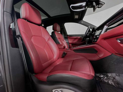 Certified 2022 Porsche Macan image 30