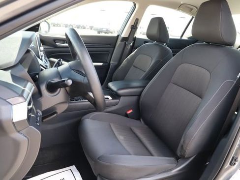 Used 2025 Nissan Altima 2.5 SV FWD image 12