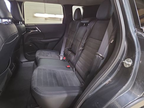Used 2025 Mitsubishi Outlander SE image 23