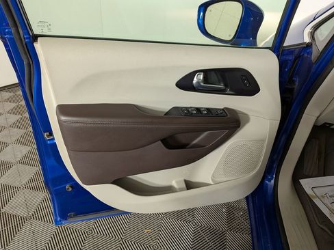 Used 2020 Chrysler Pacifica Touring-L Plus FWD image 16