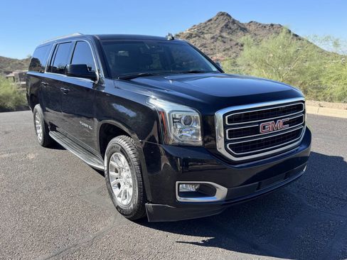 Used 2017 GMC Yukon XL SLT image 3