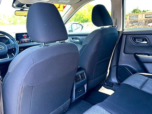 Used 2024 Nissan Rogue SV FWD image 17