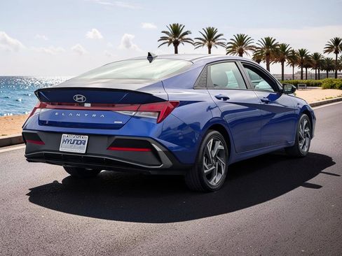 Certified 2025 Hyundai Elantra SEL w/ Cargo Package FWD image 5