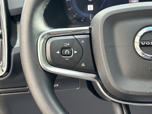 Used 2025 Volvo XC40 B5 Plus image 19