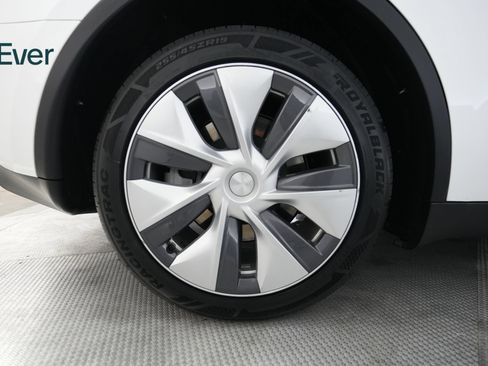 Used 2024 Tesla Model Y Long Range AWD/4WD image 20