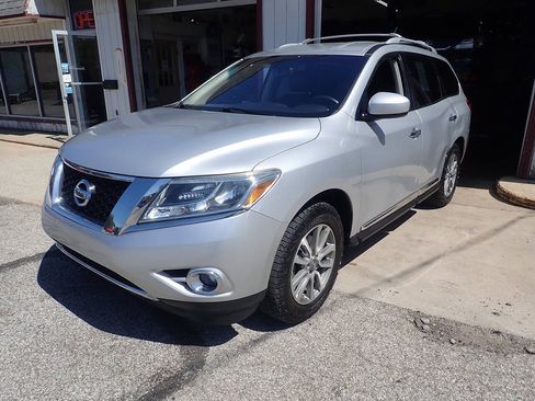 Used 2013 Nissan Pathfinder SL w/ Trailer Tow Pkg AWD/4WD image 2