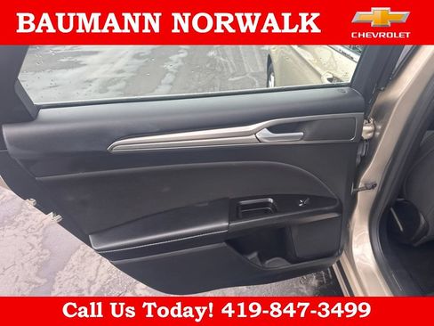 Used 2017 Ford Fusion SE w/ Fusion SE Technology Package FWD image 23