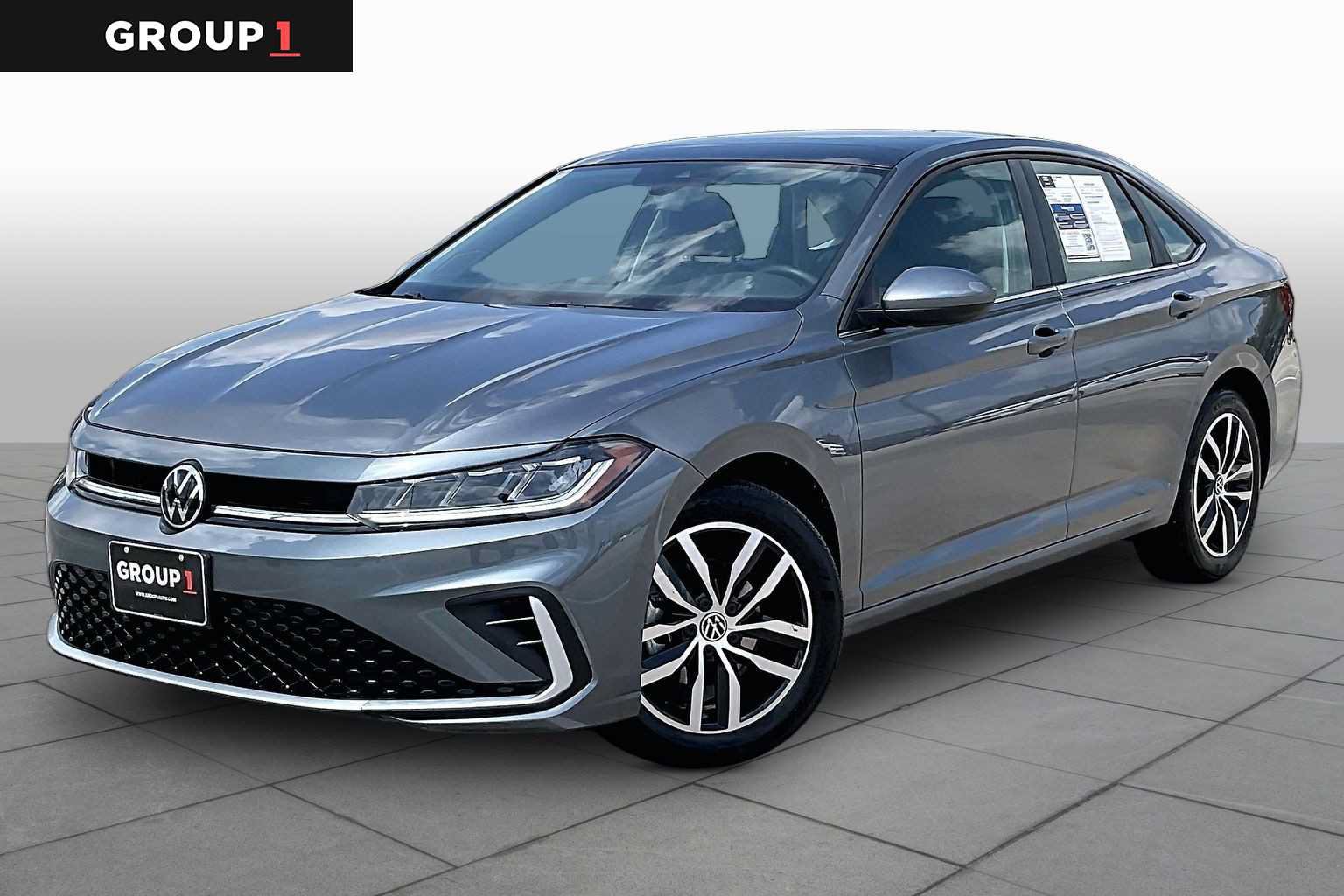 Used 2025 Volkswagen Jetta SE FWD image 1
