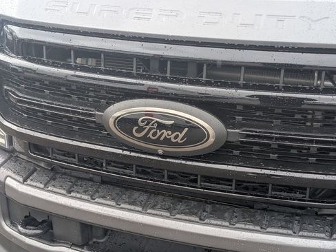 Used 2022 Ford F250 Lariat w/ Black Appearance Package image 12