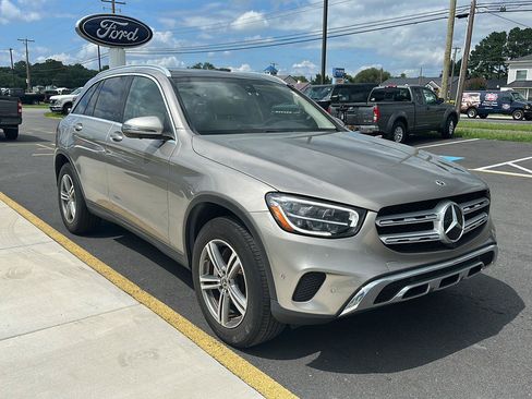 Used 2021 Mercedes-Benz GLC 300 4MATIC image 3